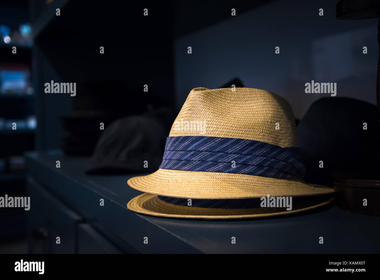 Antichi cappelli in negozio Foto Stock