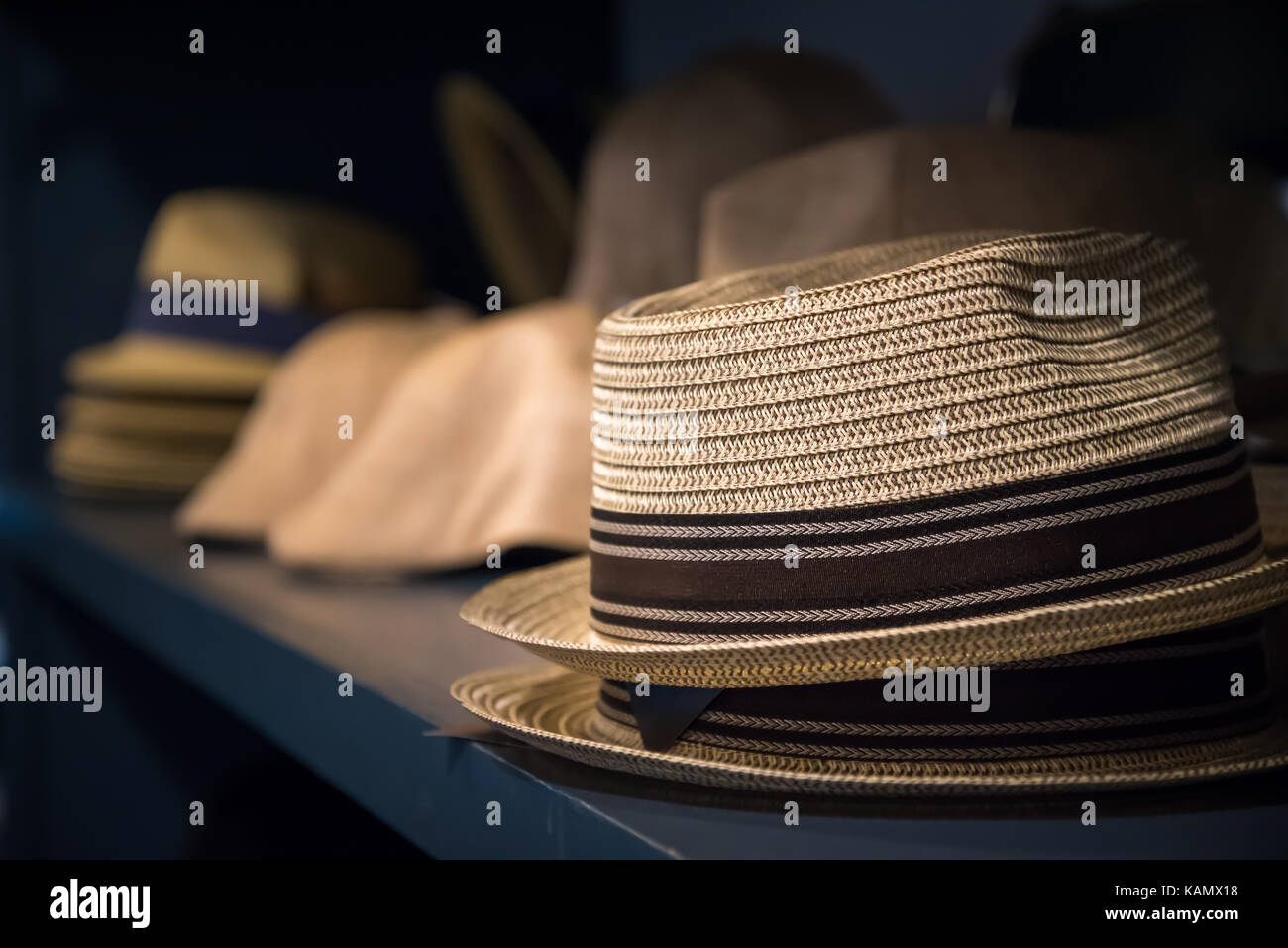 Antichi cappelli in negozio Foto Stock