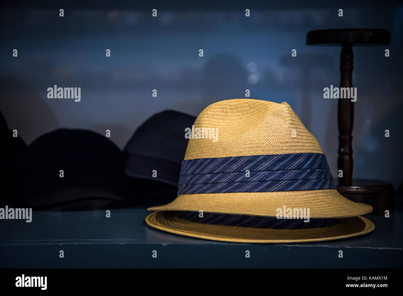 Antichi cappelli in negozio Foto Stock