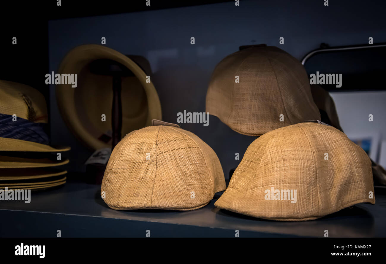 Antichi cappelli in negozio Foto Stock