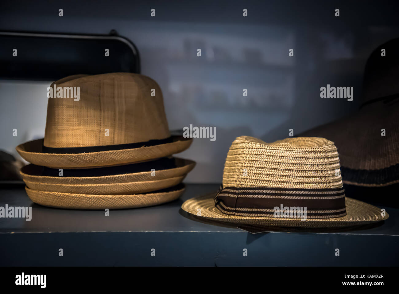 Antichi cappelli in negozio Foto Stock