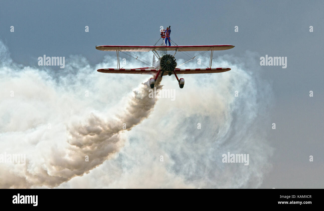 Wing Walkers performanti a Southport Air Show in Southport, Lancashire, Inghilterra, Regno Unito Foto Stock