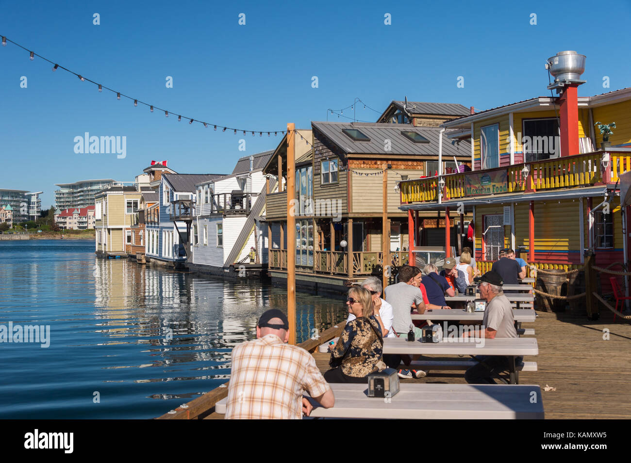 Victoria, British Columbia, Canada - 11 settembre 2017: la gente seduta ai tavoli a victoria Fisherman Wharf Foto Stock