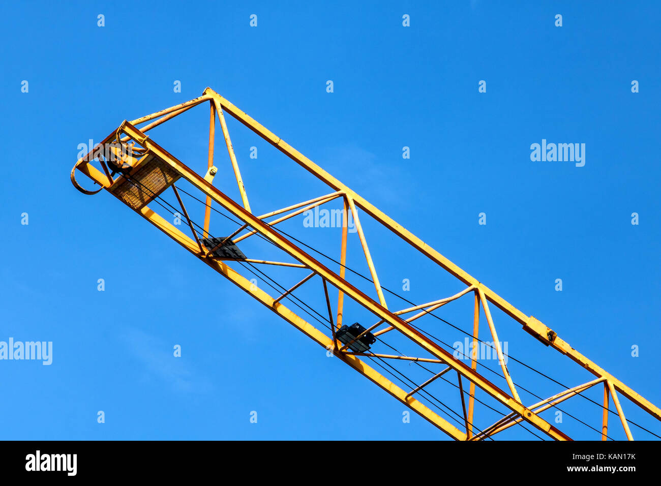 Il braccio della gru con il paranco lavorare su un cielo blu sullo sfondo Foto Stock