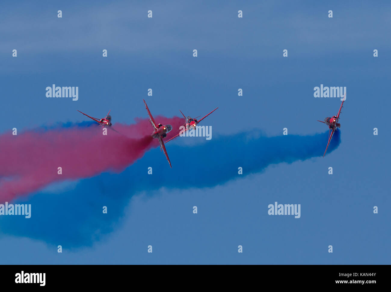 RAF frecce rosse di eseguire il loro volo visualizzazione all'Airshow di Southport in Inghilterra, Regno Unito Foto Stock