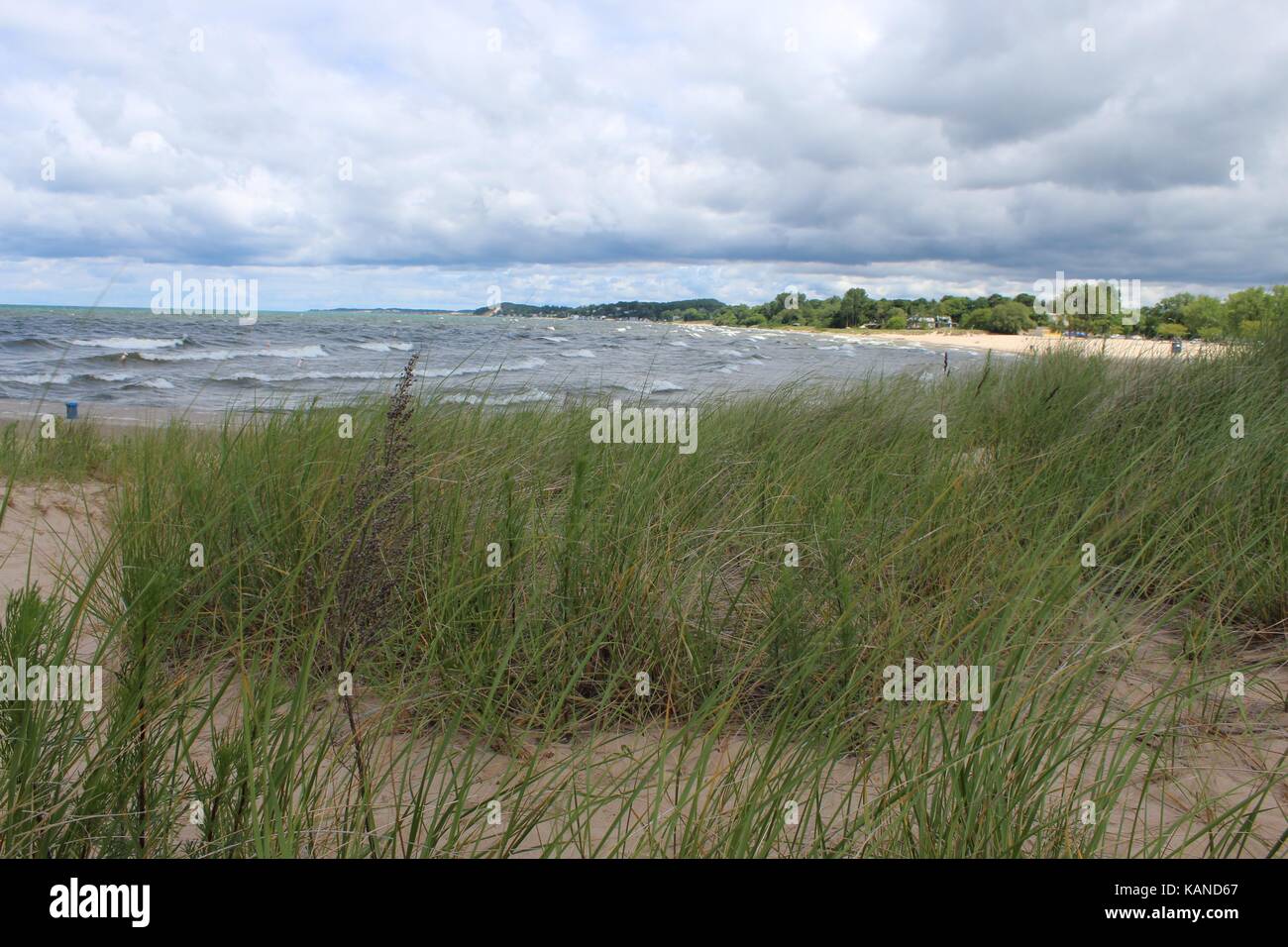 Guardando la tempesta in rotolo, seduta in erba, guardando la spiaggia, una giornata in spiaggia, guardando la pioggia, le tempeste, una giornata in spiaggia Foto Stock