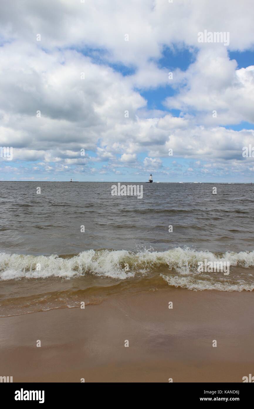 Guardando la tempesta in rotolo, seduta in erba, guardando la spiaggia, una giornata in spiaggia, guardando la pioggia, le tempeste, una giornata in spiaggia Foto Stock