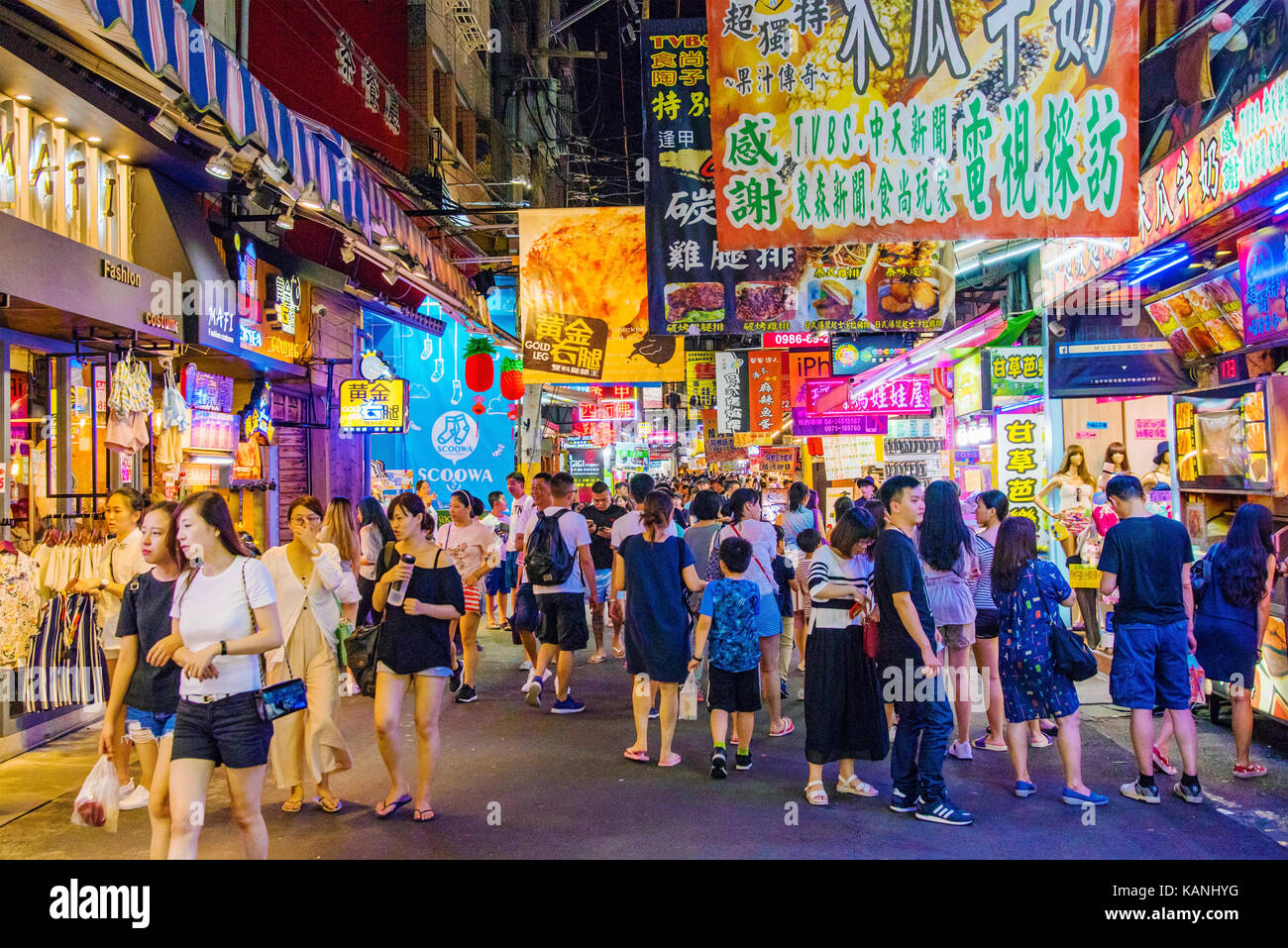 Taichung, Taiwan - 18 luglio: questa è una strada fengjia notte di mercato il più grande mercato notturno di Taiwan che è frequentata da escursionisti e i locali sul ju Foto Stock