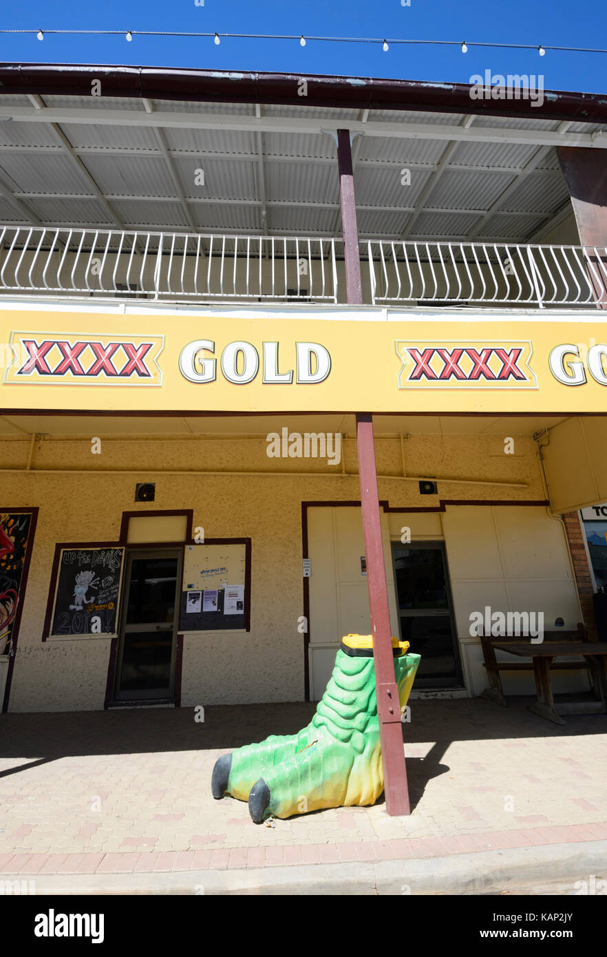 Spazzatura nella forma di un dinosauro piede nella piccola città rurale di Winton, Queensland, QLD, Australia Foto Stock