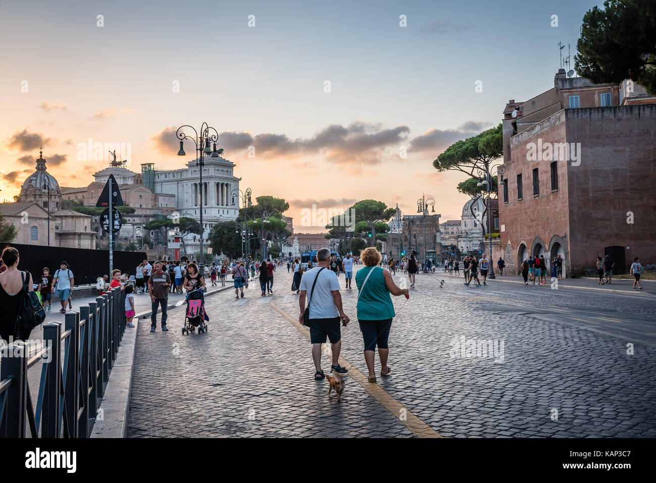 Vecchia strada di Roma al tramonto Foto Stock