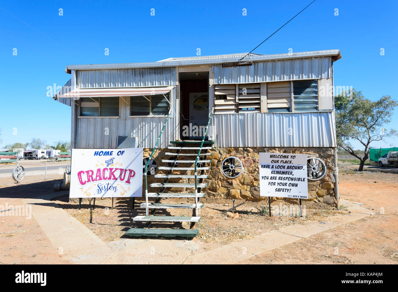 Home del Crack up sorelle, una attrazione turistica nel piccolo borgo rurale di Winton, Queensland, QLD, Australia Foto Stock