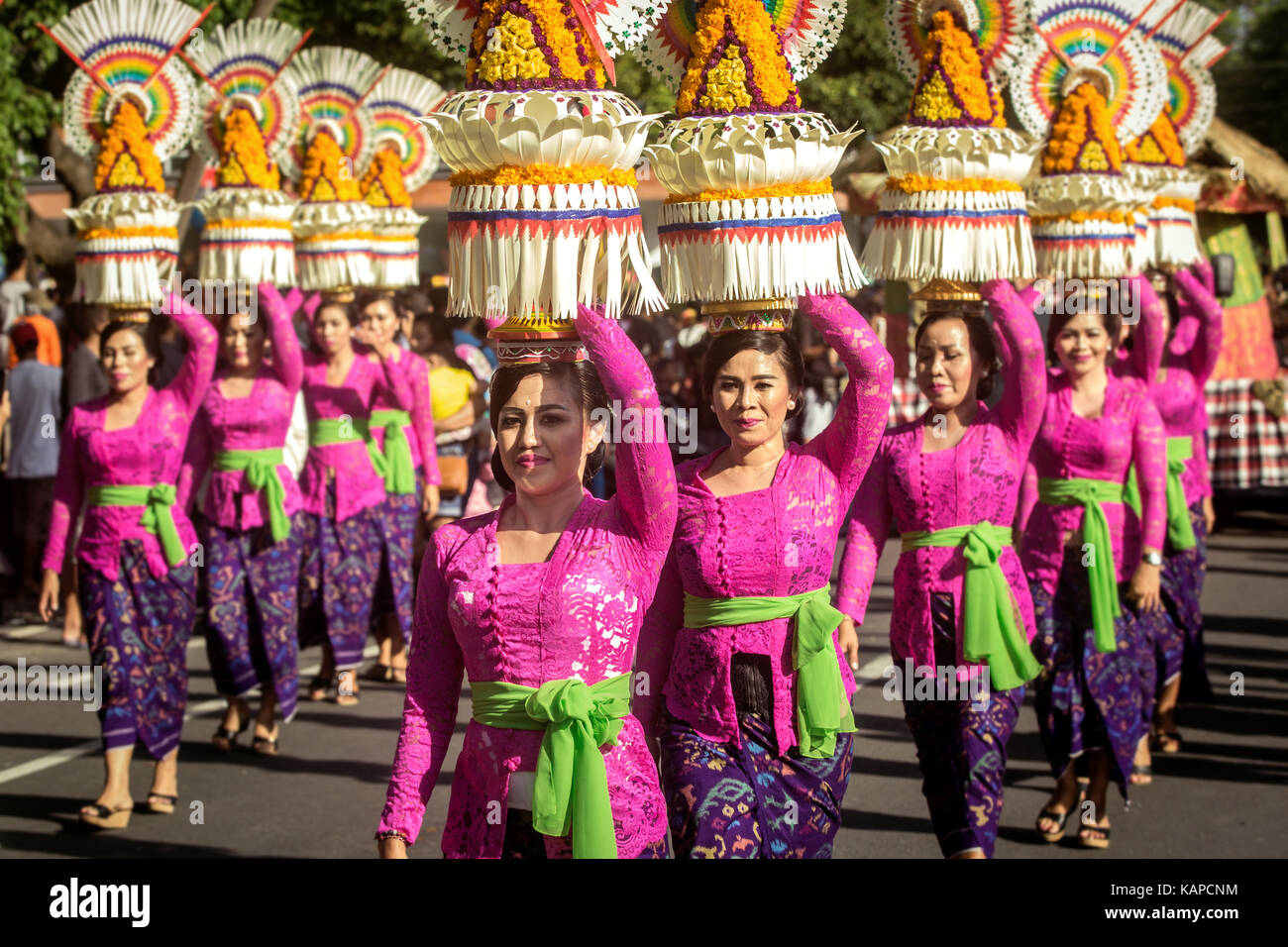Bali street processione all'annuale cultural arts evento del bali Arts Festival 2017 dove un colorato street parade ha luogo il giorno di apertura Foto Stock