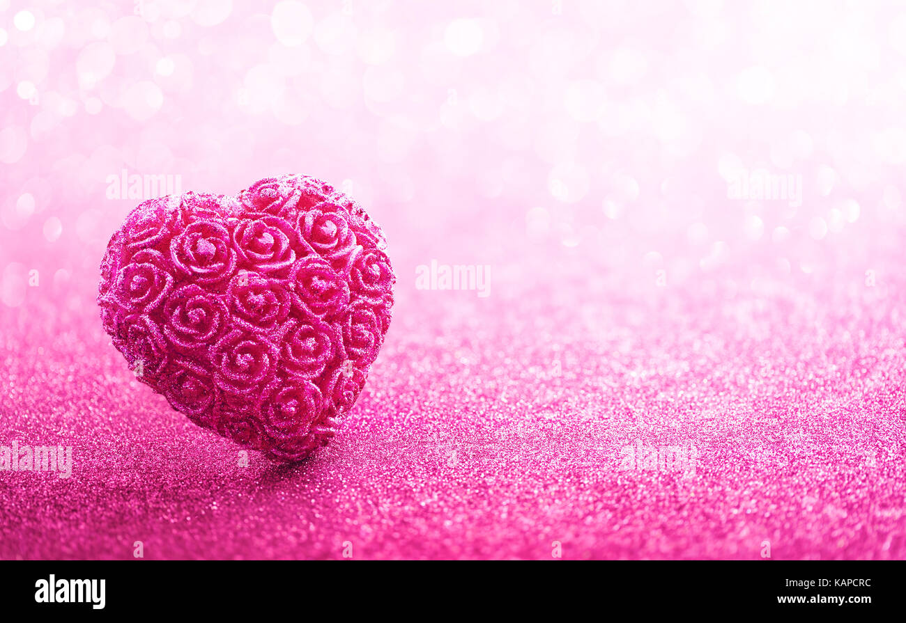 Scintillante a forma di cuore con rose craft rosa su sfondo bokeh di fondo Foto Stock
