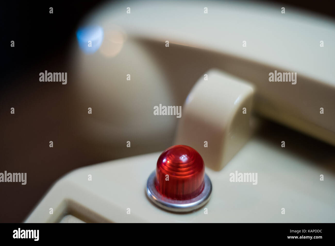Un punto rosso è presentato su un vecchio telefono in un motel in California. Foto Stock