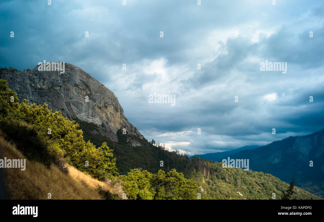 Drammatico paesaggio con nuvole scure dotate di Moro Rock, situato nel Parco Nazionale di Sequoia, California. Foto Stock