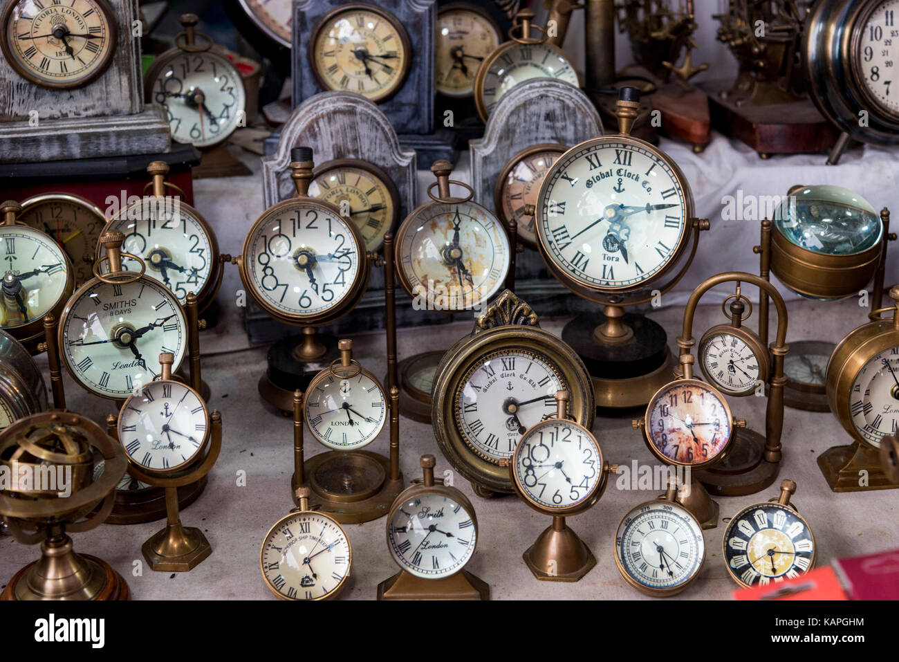 Orologi antichi in vendita in negozio Foto stock - Alamy