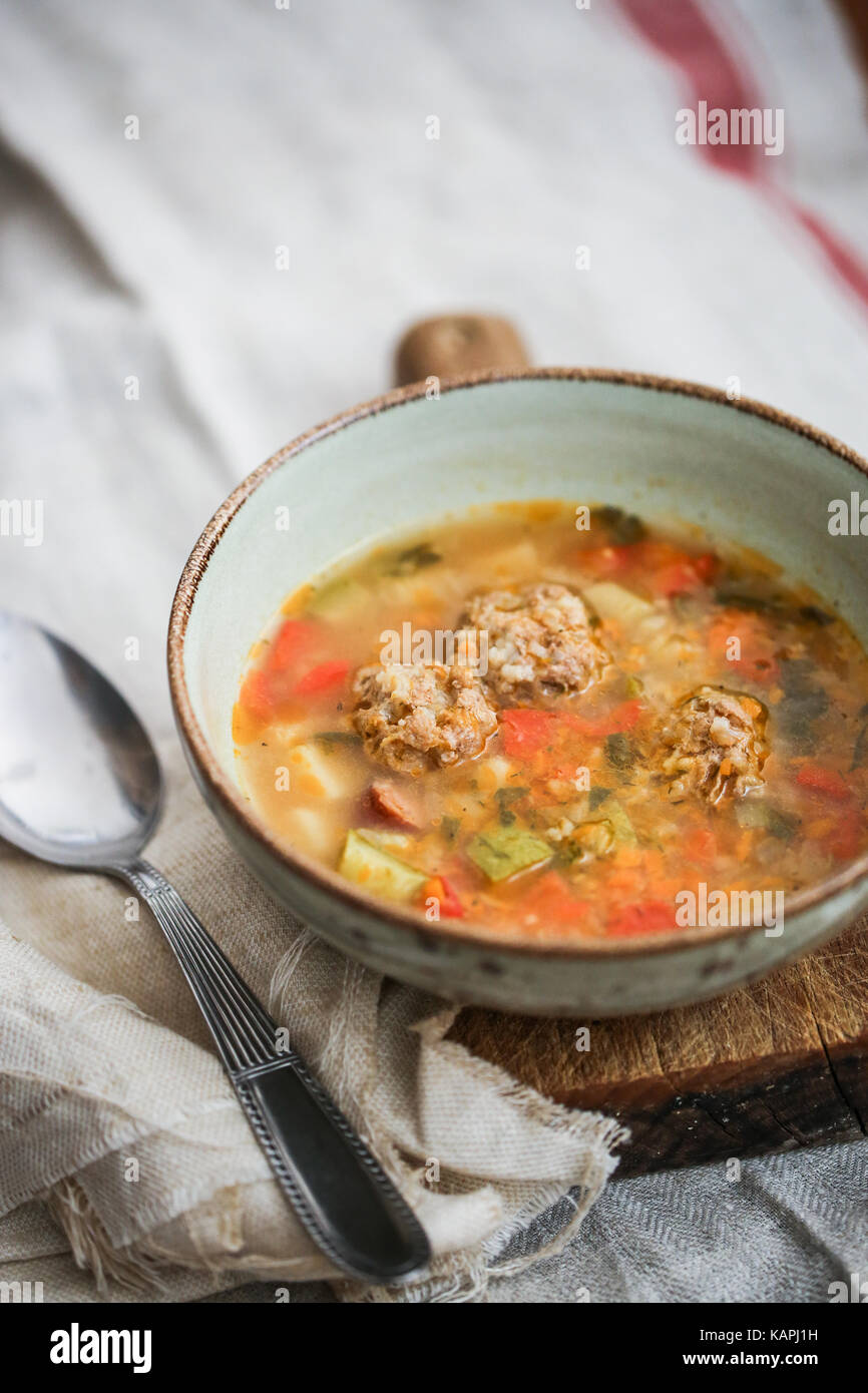 Un tradizionale sopu rumeno acidato con verdure e polpette Foto Stock