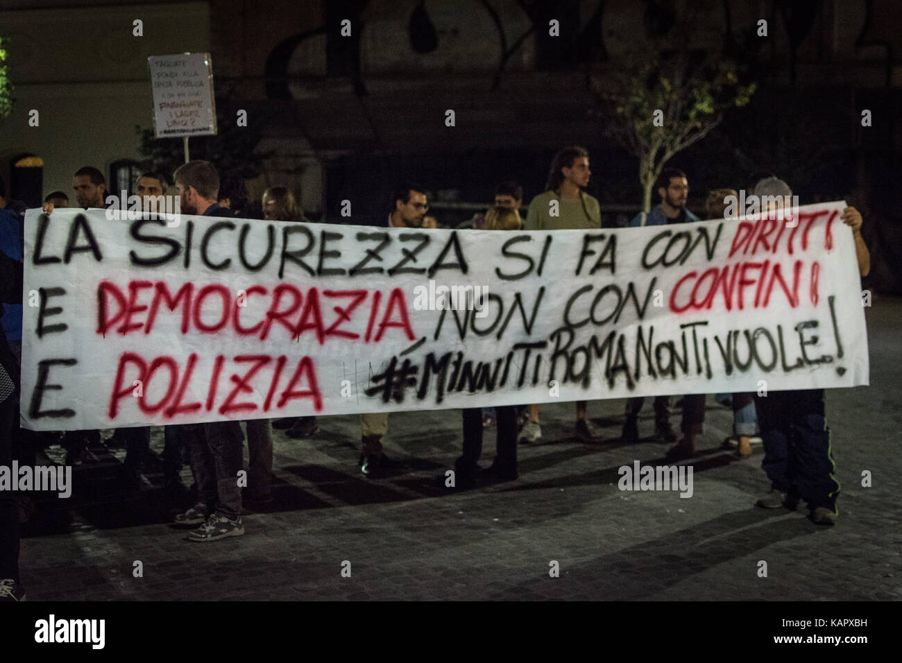 Roma, Italia. 26 Sep, 2017. attivisti del movimento di contestare il ministro degli interni marco minniti vicino al partito del partito democratico. Credito: Andrea ronchini/Pacific press/alamy live news Foto Stock