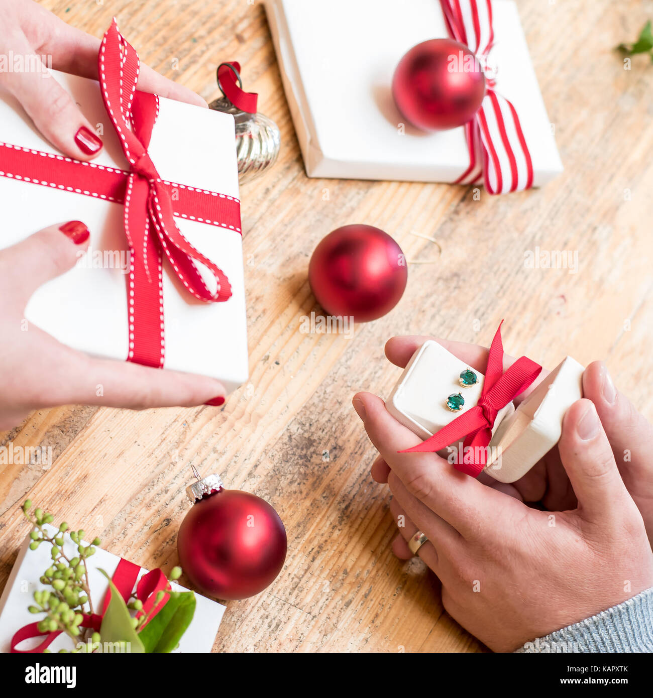 Coppia romantica vacanza dà Doni di natale con centine rosso e Natale deocorations Foto Stock