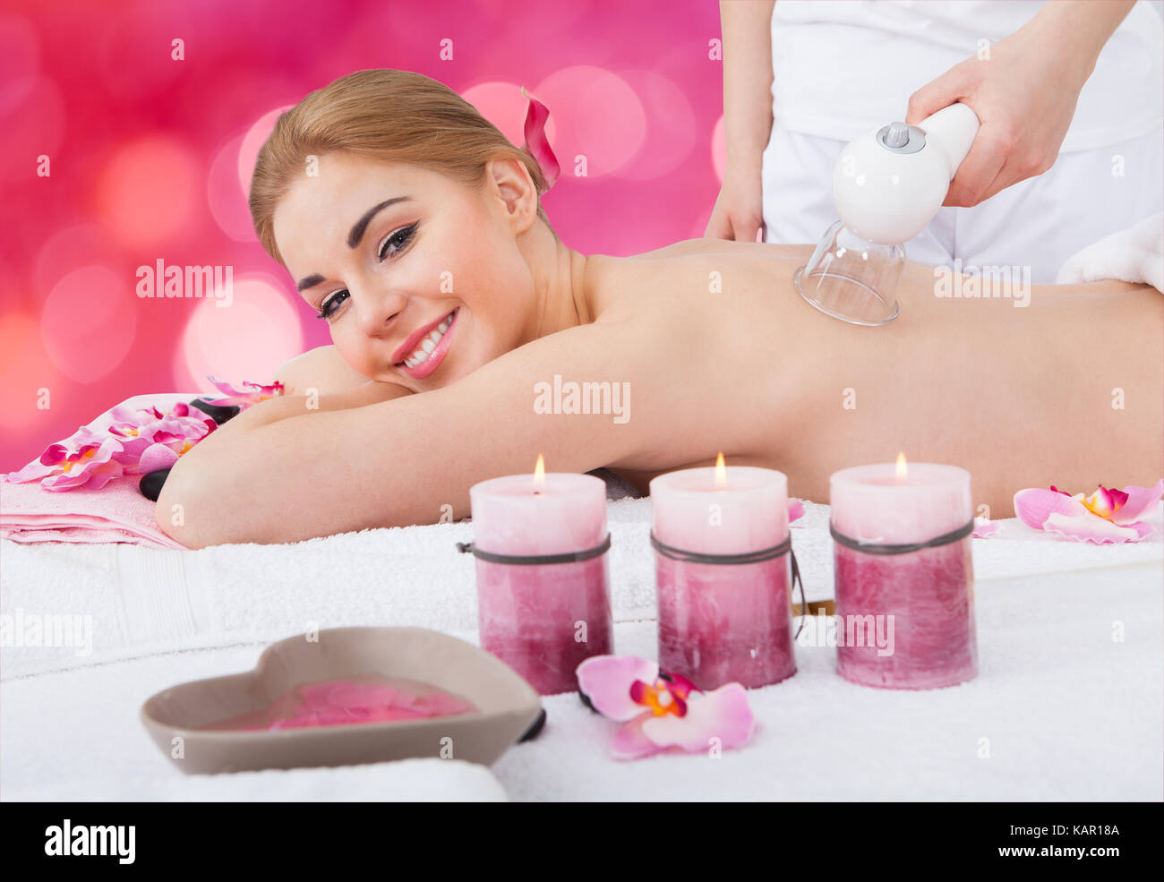 Ritratto di felice giovane donna ricevere coppettazione massaggio presso la beauty spa Foto Stock