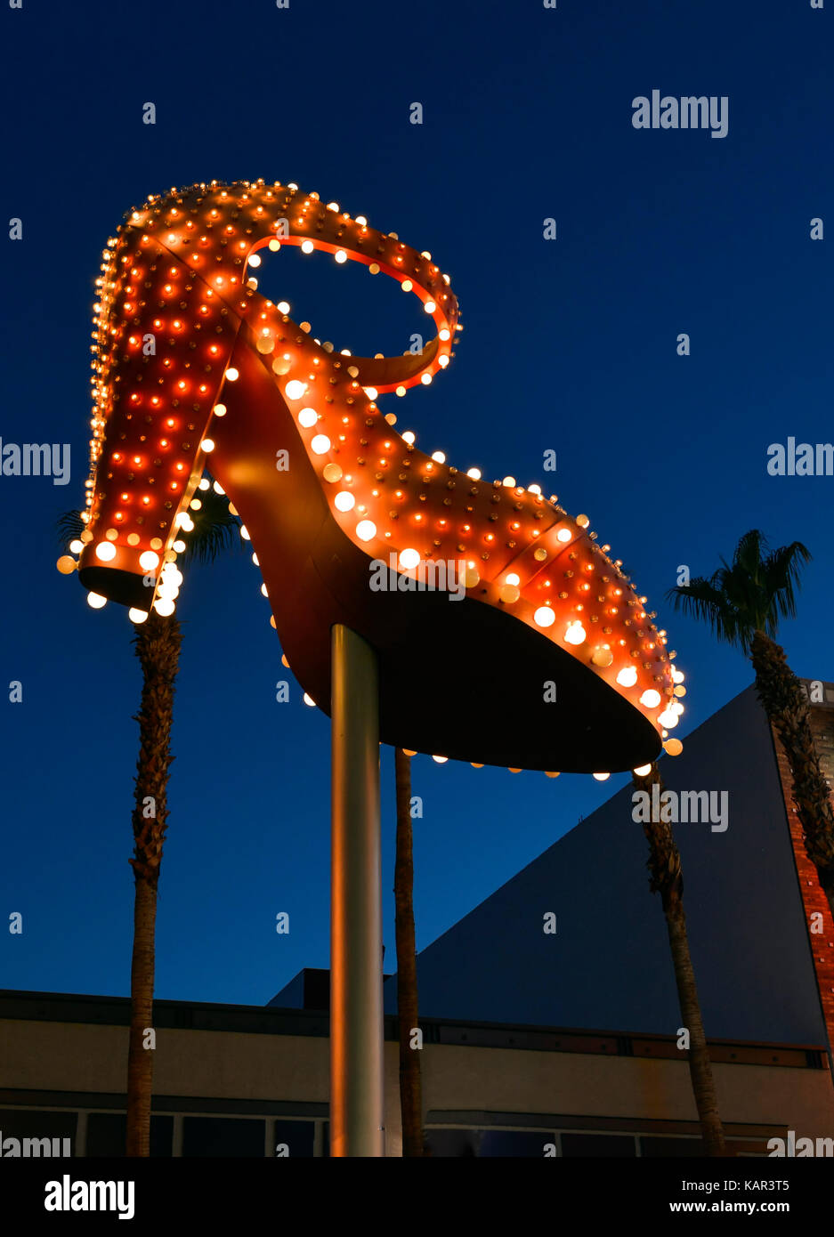 Luce al neon di donna tacco alto scarpa in Fremont Distict Foto Stock