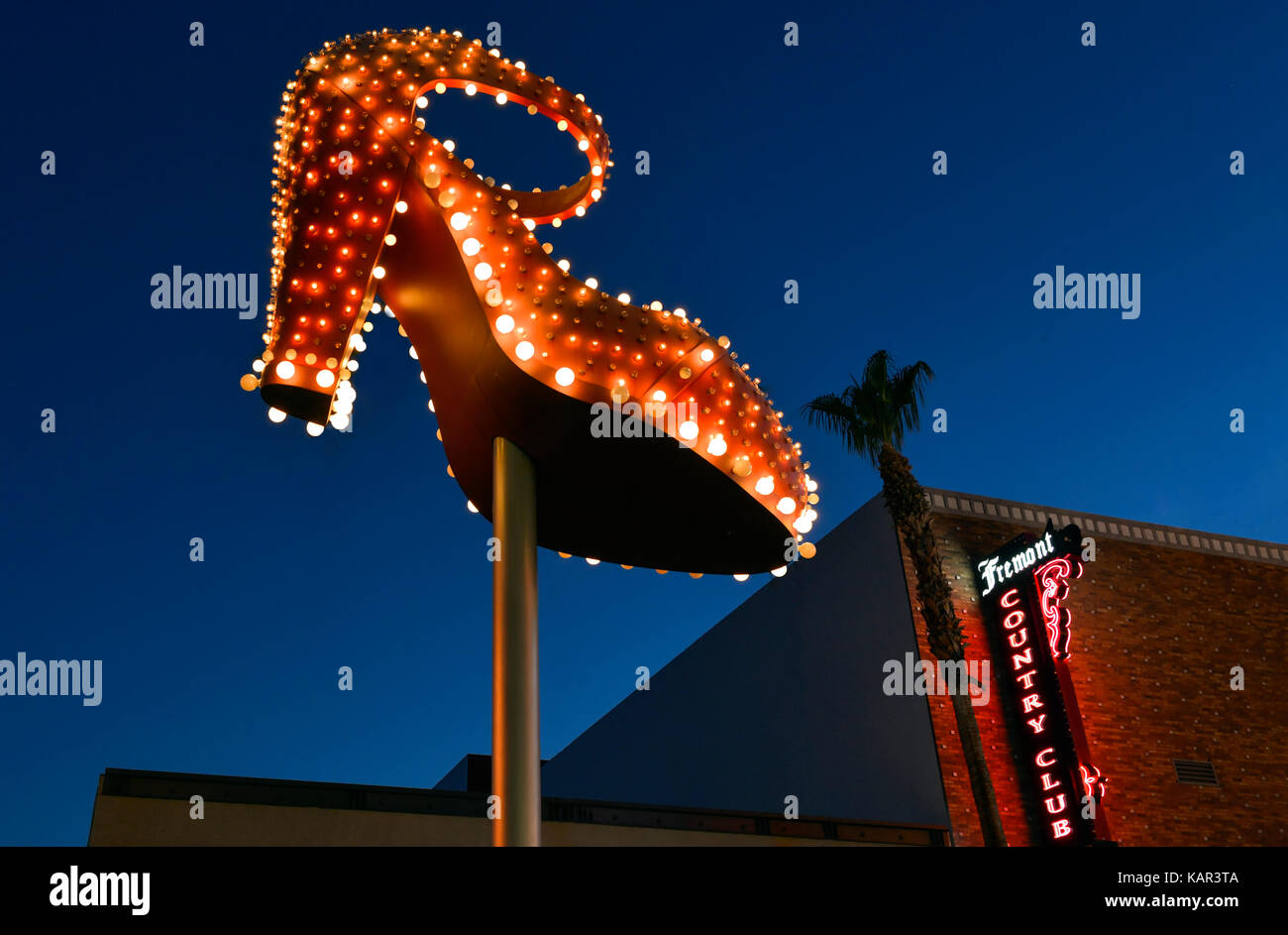 Luce al neon di donna tacco alto scarpa in Fremont Distict Foto Stock