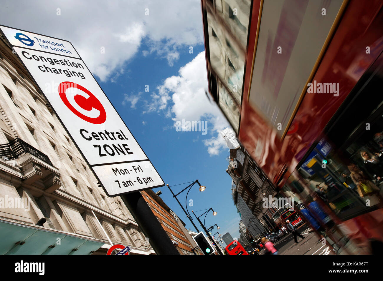 Congestion Charge Zone segno, introdotto 2003 per ridurre la congestione nel centro di Londra. il costo standard è 11,50 per ogni giorno dal lunedì al venerdì solo. Foto Stock