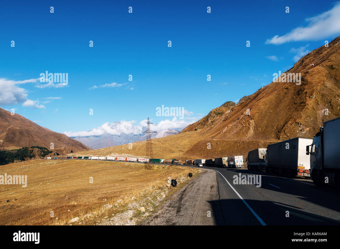 Stepantsminda, Georgia - 10 ottobre 2016: carrelli linea fino a 20 km di coda in Georgia e Russia. confine georgiano strada militare Foto Stock