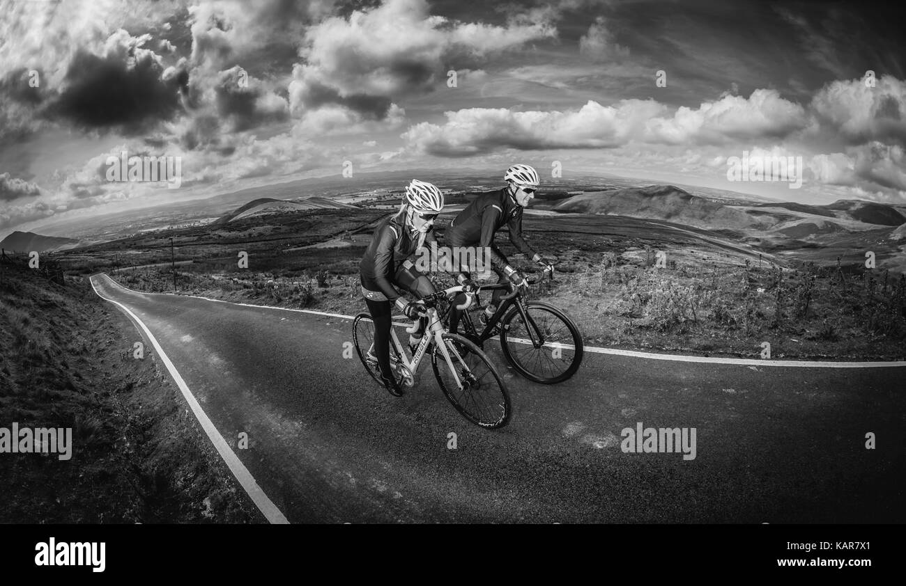 Escursioni in bicicletta giovane arrampicata grande Dun cadde in Pennines, Cumbria, Regno Unito Foto Stock