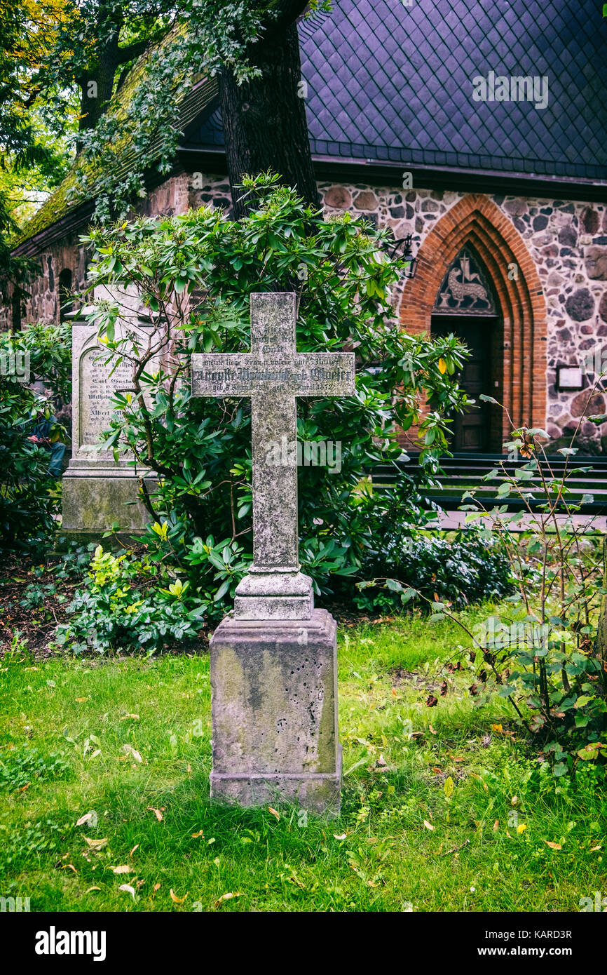 Berlino, Alt Wittenau, Dorfkirche,villaggio chiesa costruita nella ex Dalldorf.muratura mista chiesa edificio è un monumento.Old cross Foto Stock