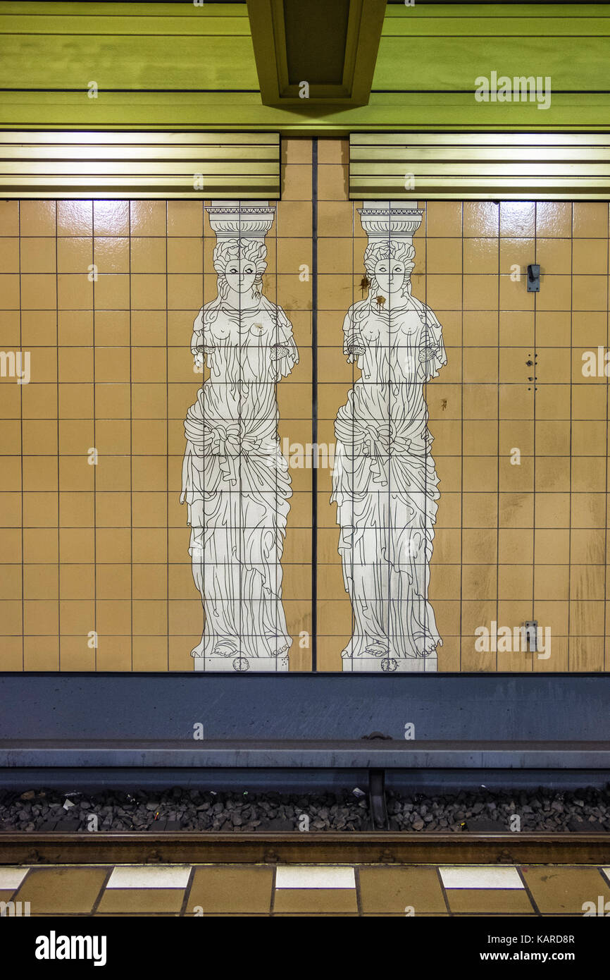 Berlin Residenzstraße U-Bahn piattaforma su U8 linea ferroviaria. Interni disegnati da R.G.Rümmler ad assomigliare ad un residence, il Berliner Stadtschloss Foto Stock