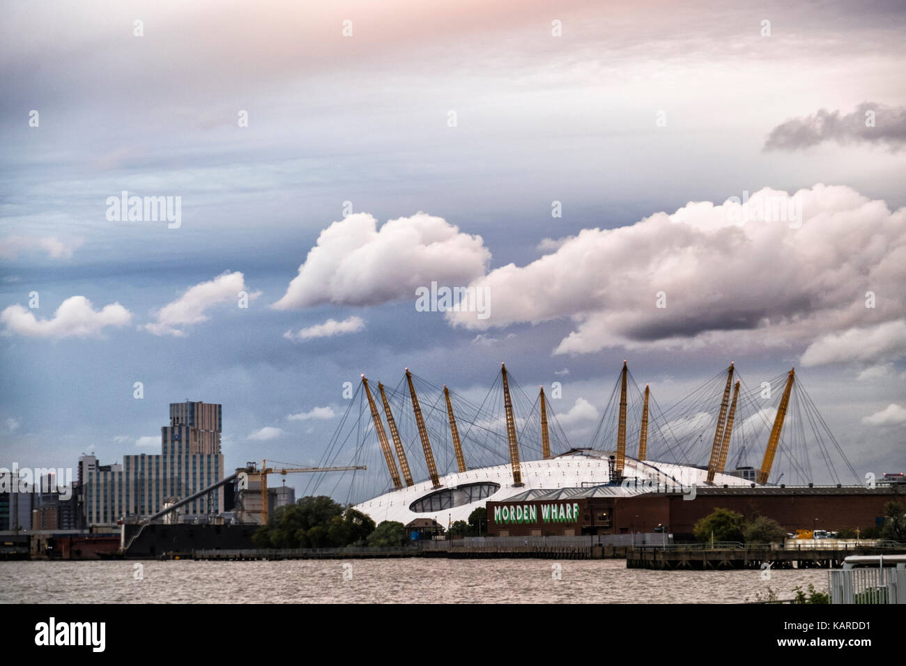 Londra, North Greenwich Visualizza. Paesaggio panoramico del Tamigi con 02 Arena e puffy nuvole Foto Stock