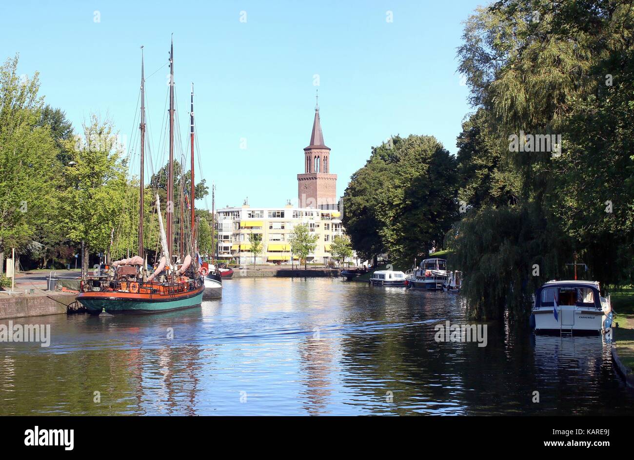Vecchie navi a vela ormeggiata lungo Westerstadsgracht canal nel centro di Leeuwarden, Paesi Bassi. Foto Stock