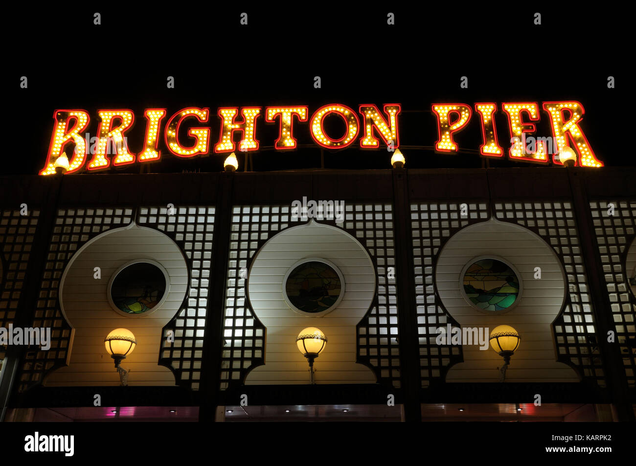 Il famoso cartello luminoso sopra l'entrata di Brighton il Palace Pier, East Sussex, England, Regno Unito Foto Stock