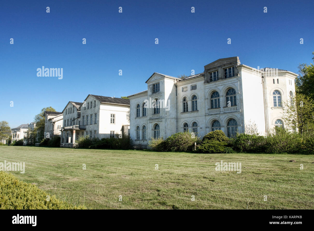Diga di santa, ville in difficoltà nel lungomare di san la diga, heiligendamm, marode villen an der strandpromenade in heiligendamm Foto Stock