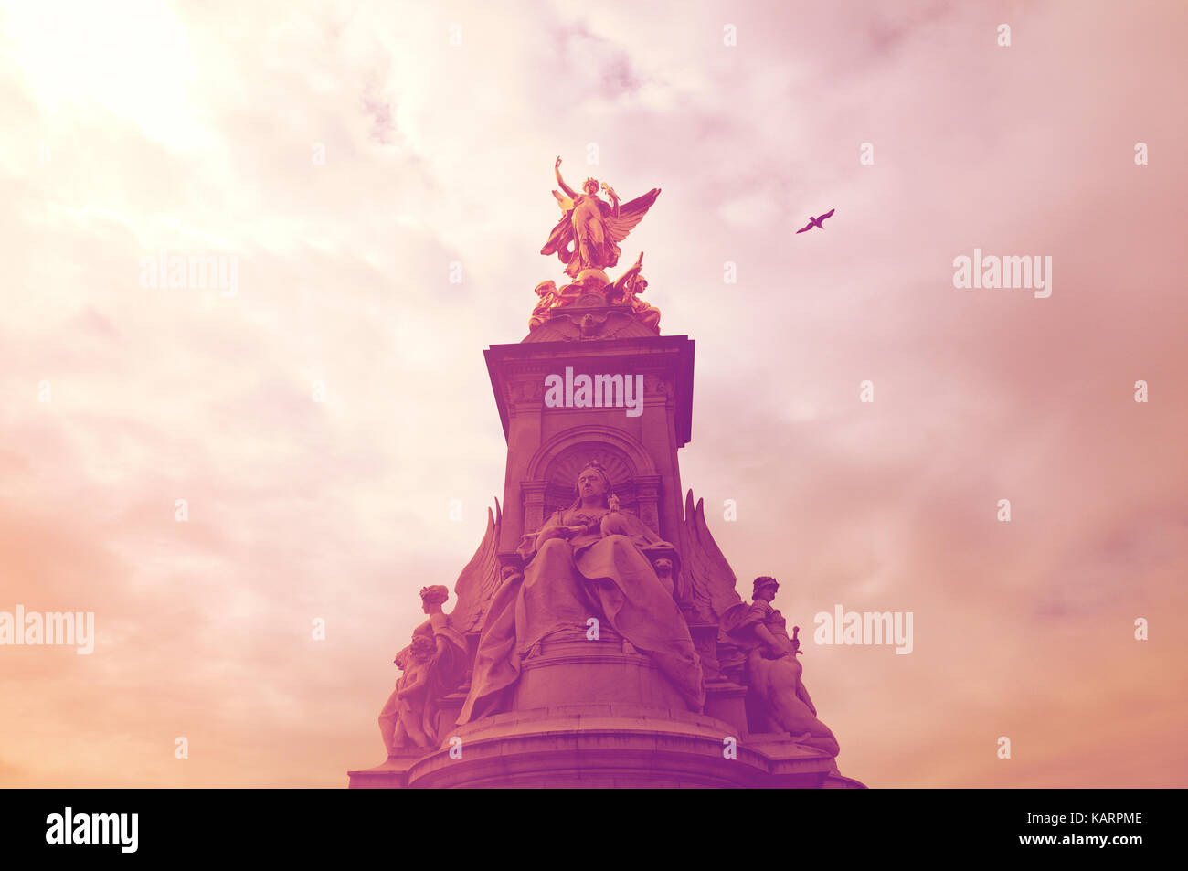 Vittoria alata sulla Queen Victoria Memorial fuori Buckingham Palace, London, England, Regno Unito Foto Stock