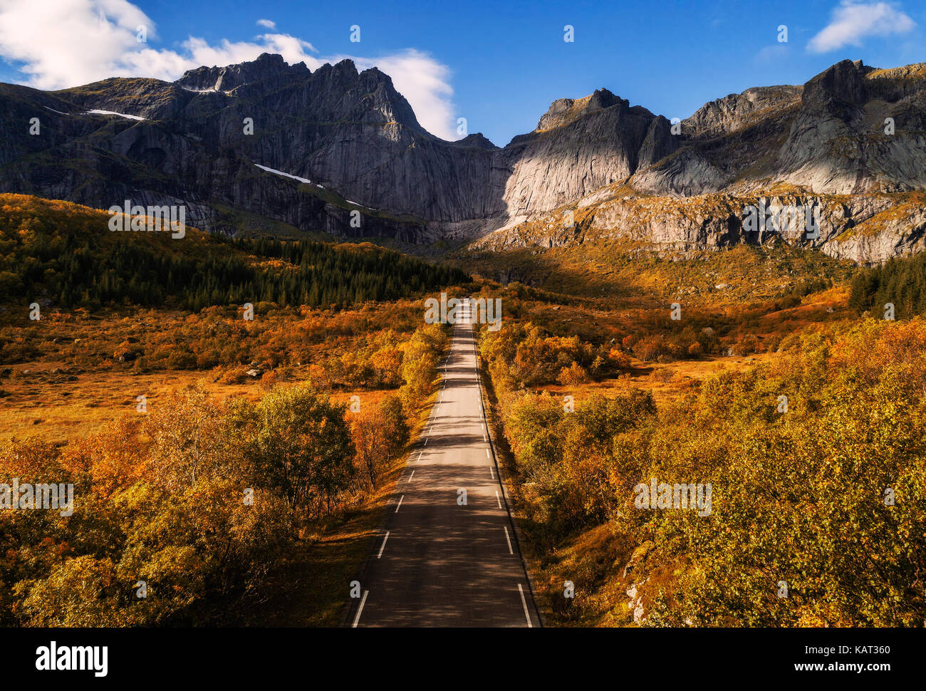 Strada panoramica per il villaggio di nusfjord sulle isole Lofoten in Norvegia su una soleggiata giornata autunnale. Foto Stock