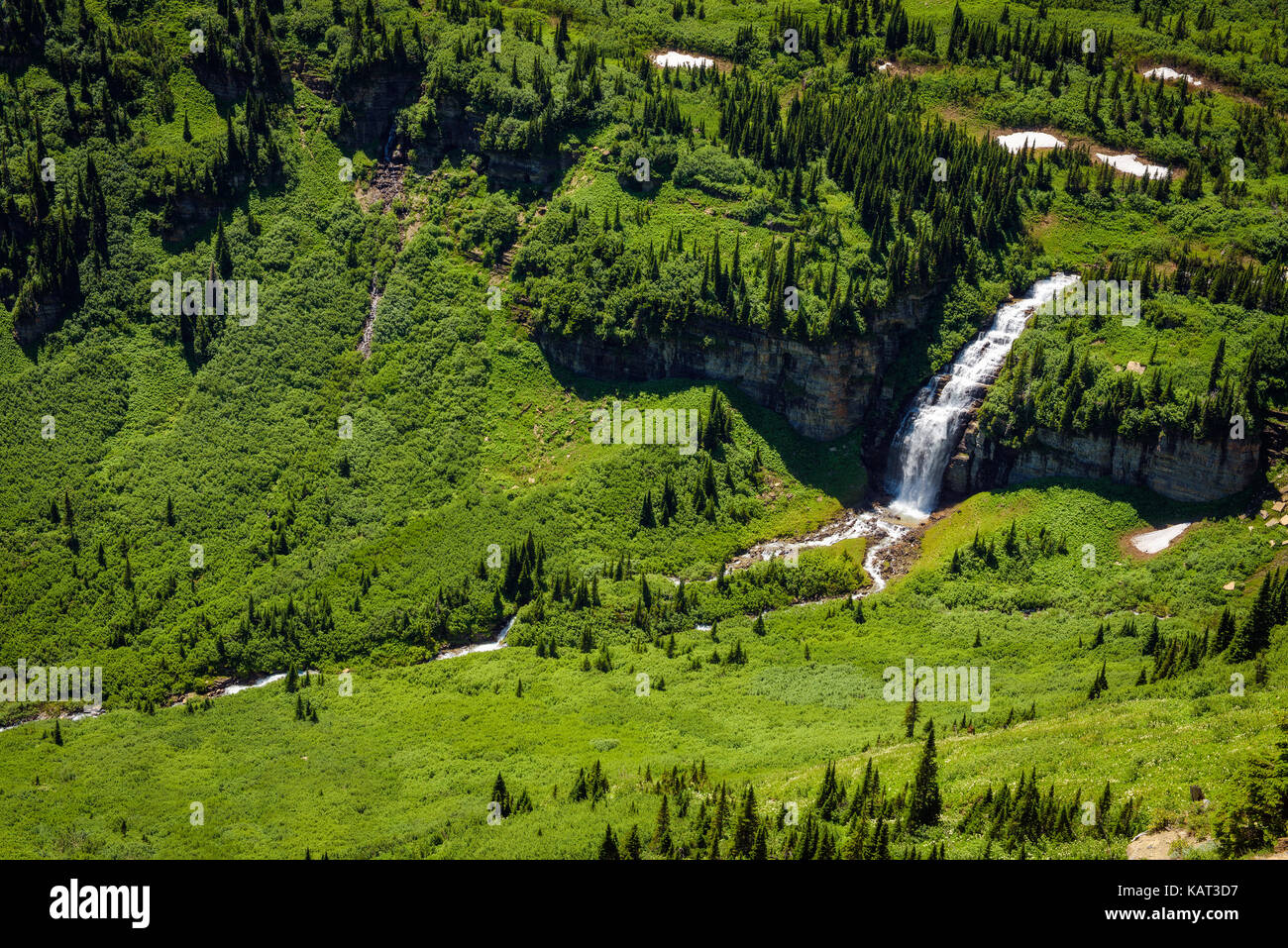 Bella vista delle cascate lungo il andando al sole strada nel parco nazionale di Glacier, montana Foto Stock