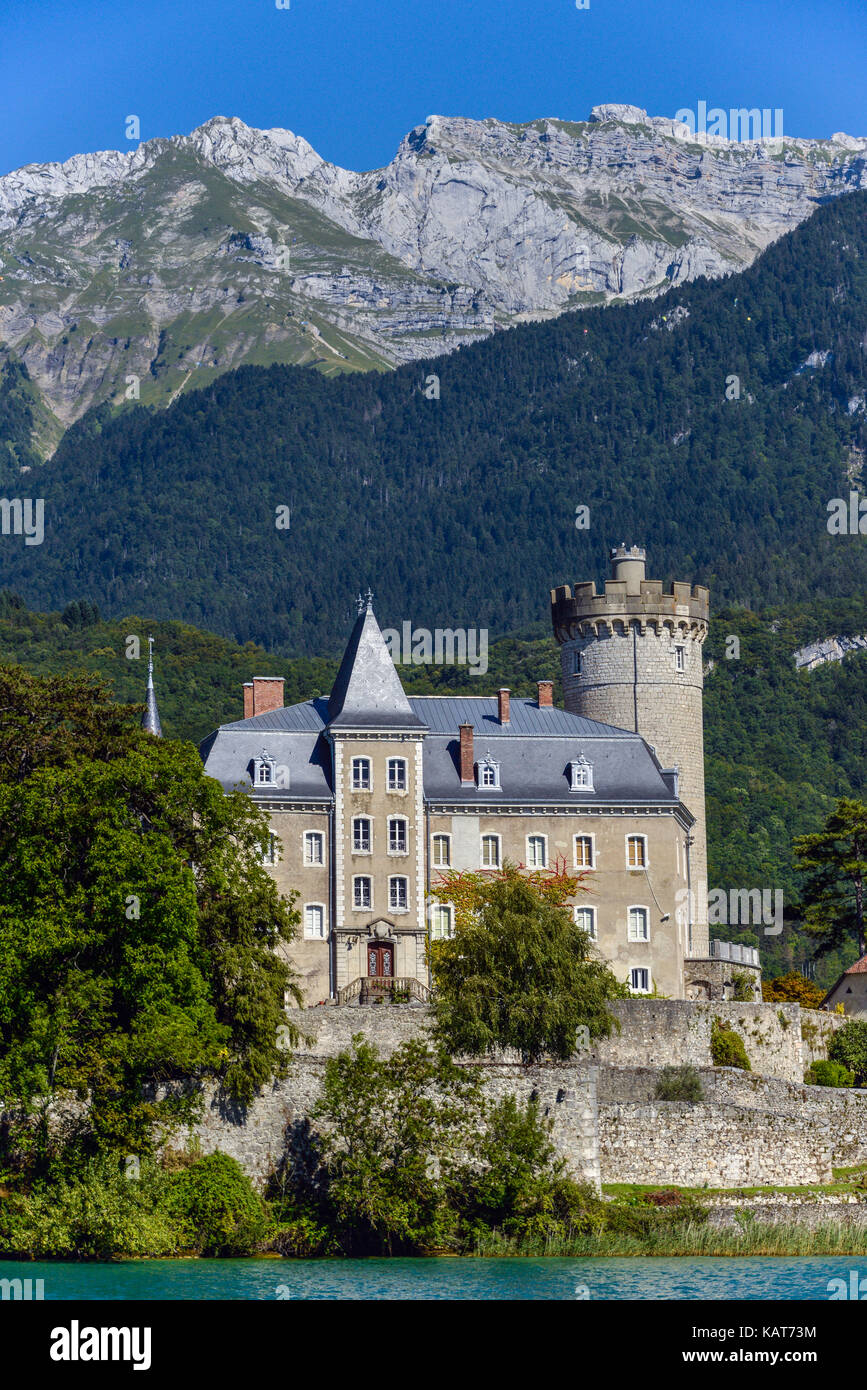 Castello medievale sul lago annecywith un sfondo montagnoso, Annecy, Francia. Foto Stock