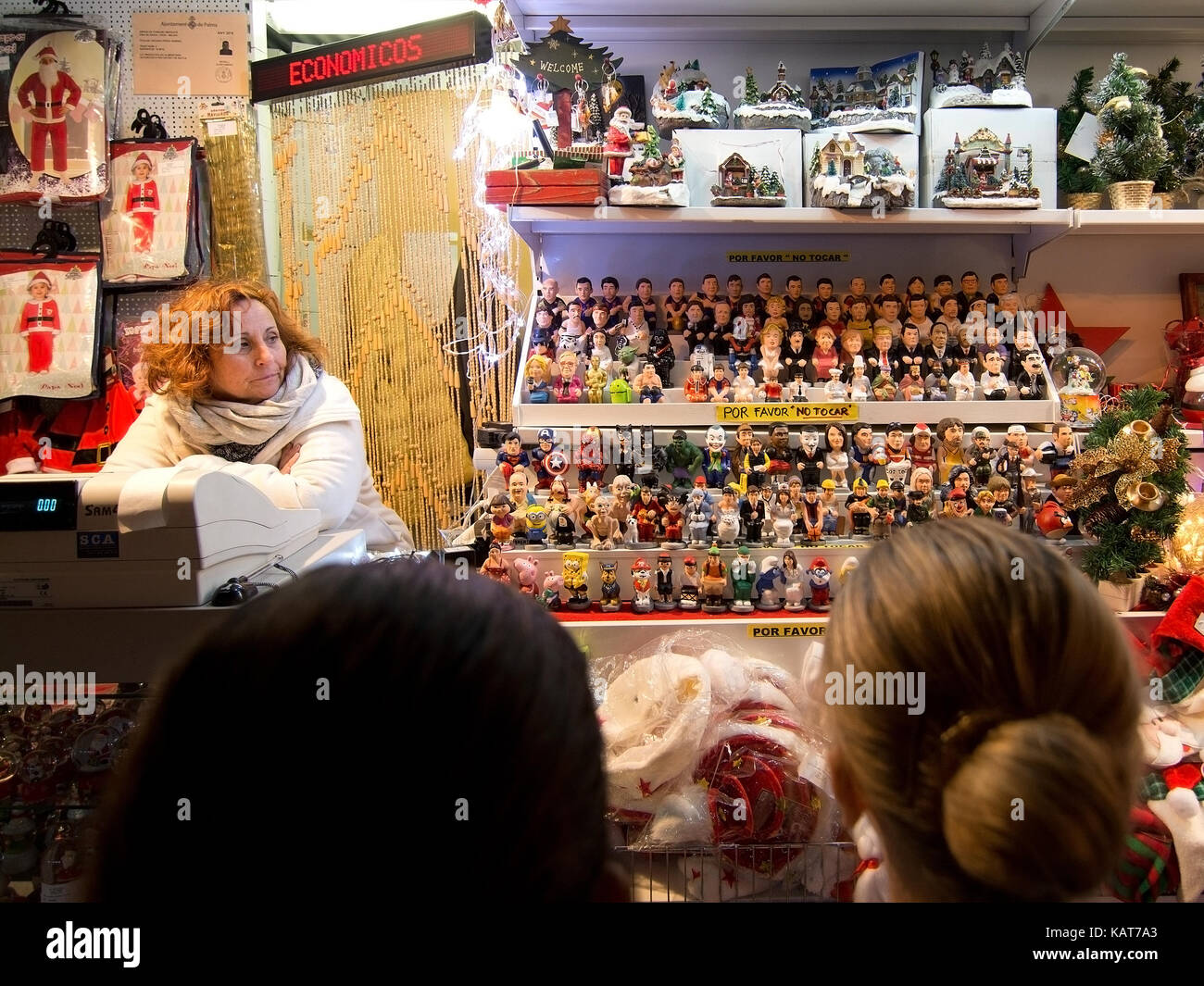 Palma di Maiorca, isole Baleari, Spagna - 3 dicembre 2016: statuette in miniatura nella cabina del fornitore nella plaza mayor mercatino di natale il 3 dicembre Foto Stock