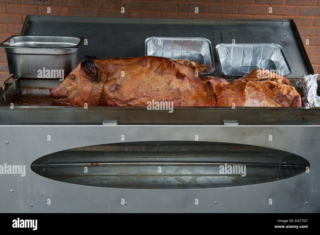 Tradizionale arrosto di maiale fornito da una società di ristorazione per un partito. Foto Stock