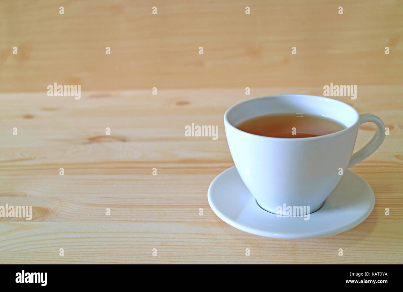 Una tazza di tè caldo sul tavolo di legno Foto Stock