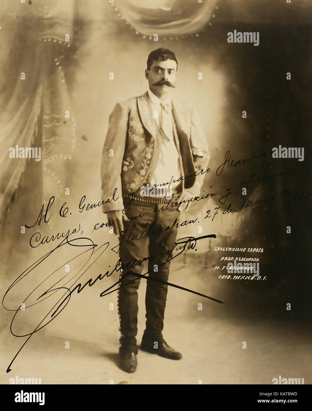 Emiliano ZAPATA (1879-1919) rivoluzionario messicano nel 1915 Foto Stock Emiliano ZAPATA (1879-1919) rivoluzionario messicano nel 1915 Foto Stock