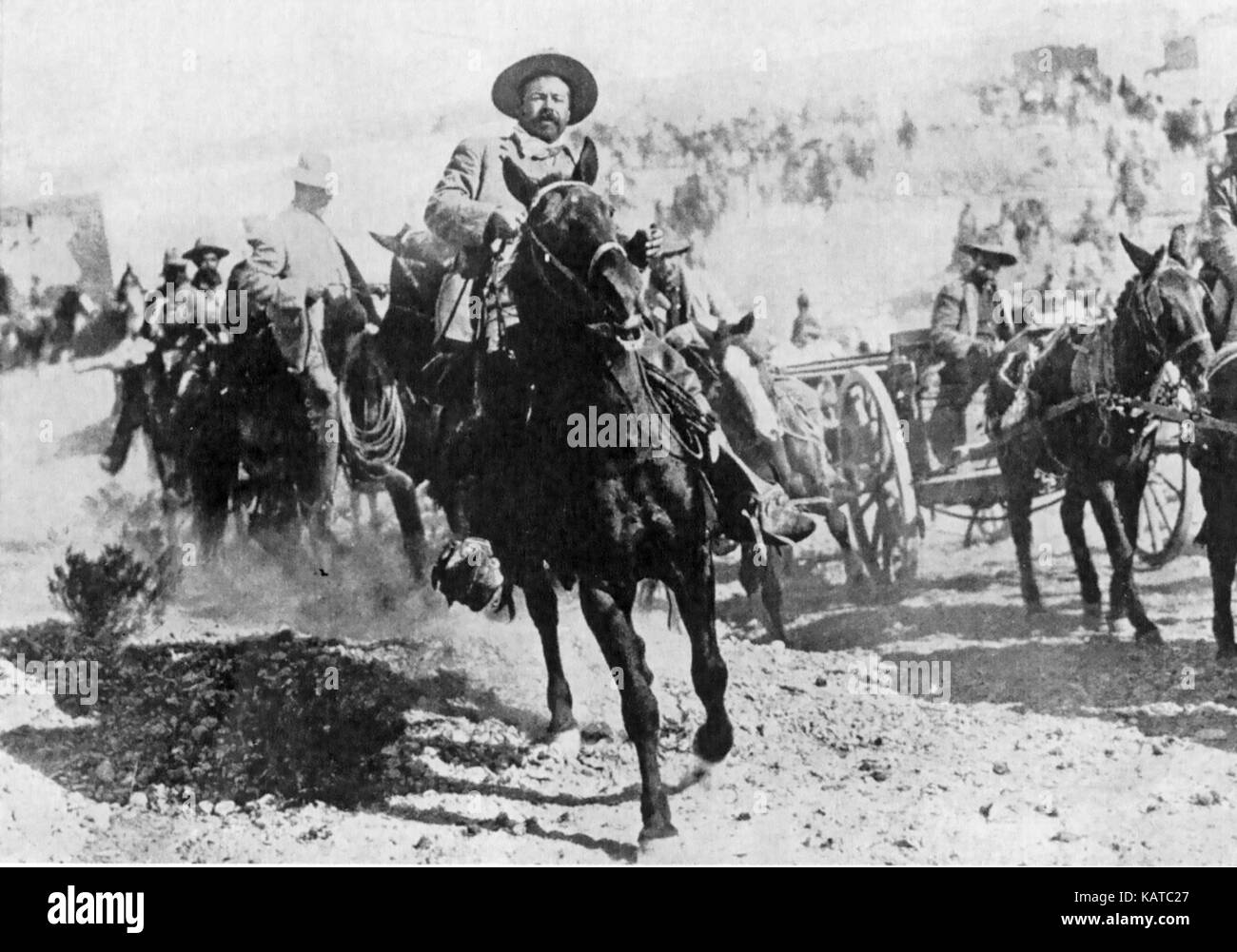 Pancho VILLA (1878-1923) rivoluzionario messicano entrando nella città di Ojinaga. Foto scattata dalla Mutual Film Corporation fotografo John Wheelan nel gennaio 1914 per promuovere il loro film silenzioso la Grande Guerra messicana Foto Stock
