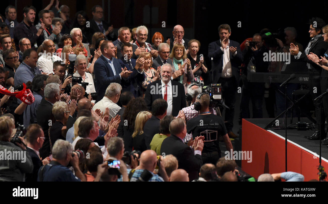 Brighton, Regno Unito. 27Sep, 2017. Jeremy corbyn arriva a consegnare il suo leader in corrispondenza del parlato in occasione del congresso del partito laburista la brighton oggi credito: simon dack/alamy live news Foto Stock