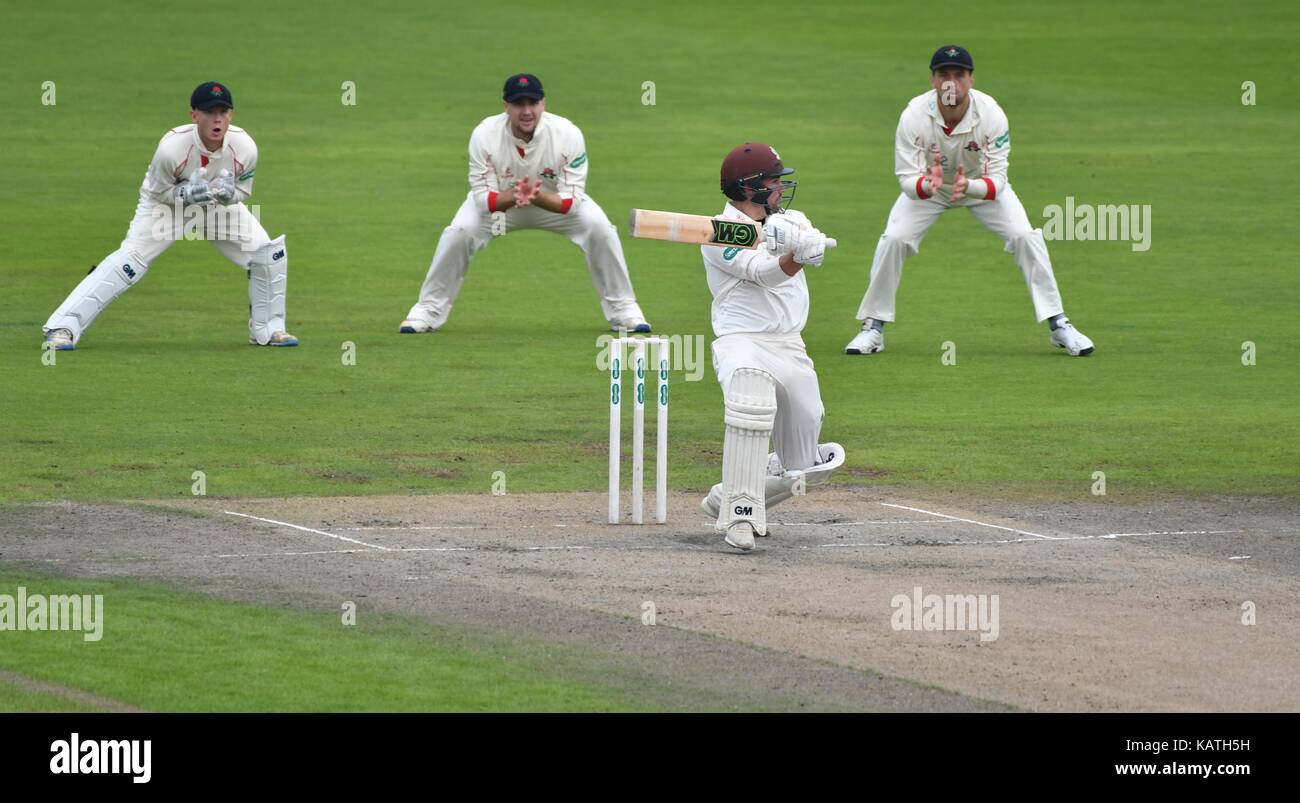 Manchester REGNO UNITO 27 settembre 2017 rory burns (Surrey) tagli sul suo modo di 45 il terzo giorno della contea di finale di partita di campionato della stagione 2017 a emirates Old Trafford tra lancashire e surrey. entrambi i lati sono in lotta per la seconda posizione in campionato della contea di Essex già avendo vinto il titolo. Foto Stock
