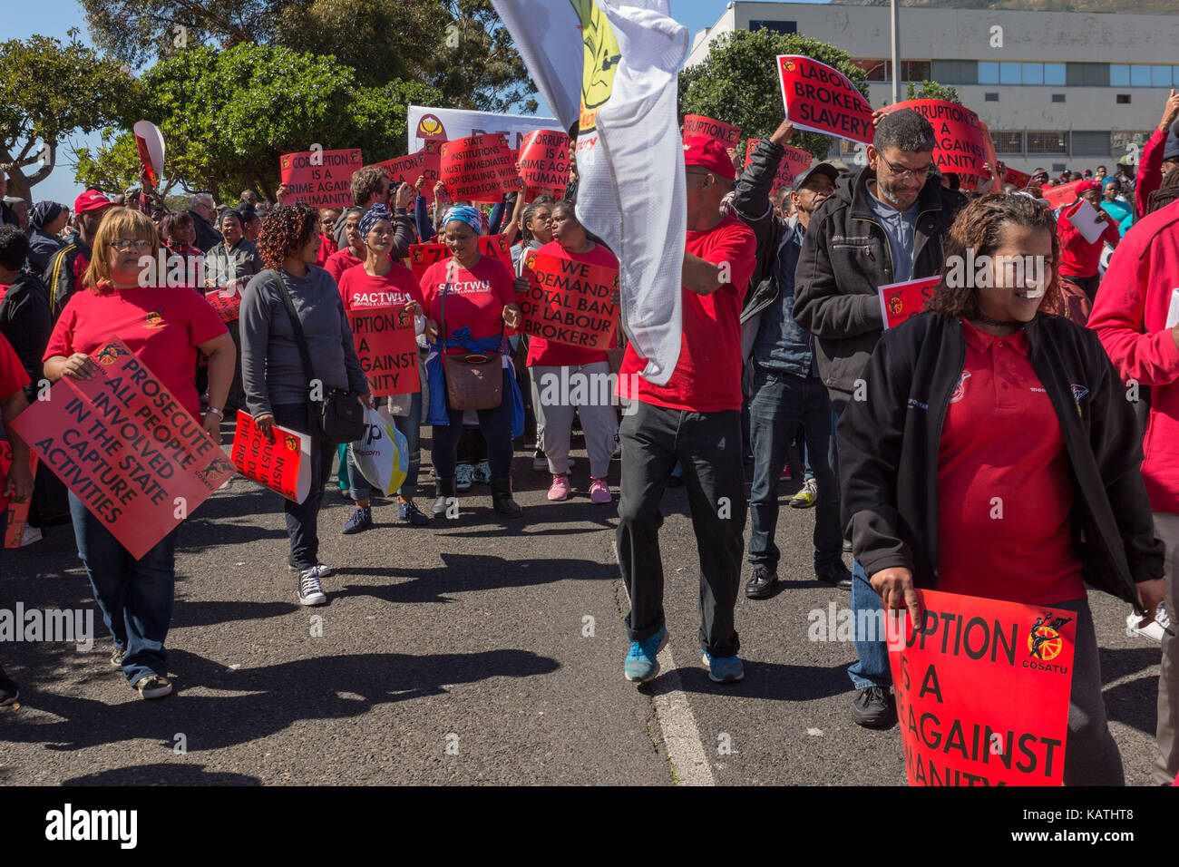 Cape town, Sud Africa. 27Sep, 2017. cosatu (Confederazione sudafricano di sindacati) tenere un sciopero nazionale e marzo contro lo stato la cattura e la corruzione al parlamento. il sindacato confederazione insieme con il suo partner di Alliance Sud Africano partito comunista hanno marciato al parlamento e varie altre istituzioni in cape town. Credito: mo bassa/alamy live news Foto Stock