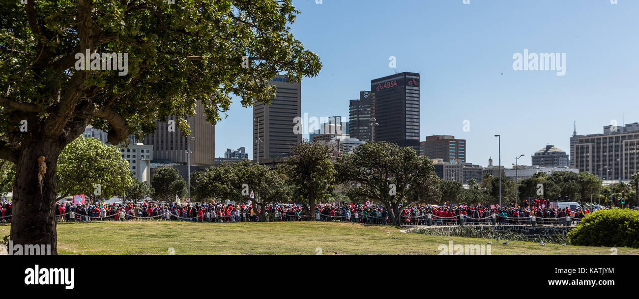 Cape town, Sud Africa. 27Sep, 2017. cosatu (Confederazione sudafricano di sindacati) tenere un sciopero nazionale e marzo di sensibilizzazione contro lo Stato acquisizione e corruzione. il sindacato confederazione insieme con il suo partner di Alliance Sud Africano partito comunista hanno marciato al parlamento e varie altre istituzioni in cape town credito: mo bassa/alamy live news Foto Stock