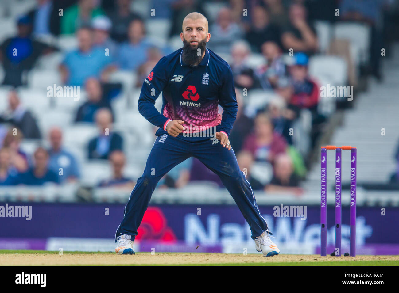 Londra, Regno Unito. Il 27 settembre, 2017. Moeen Ali England v West Indies. Nella quarta Royal London un giorno a livello internazionale della Kia ovale.David Rowe/Alamy Live News Credito: David Rowe/Alamy Live News Foto Stock