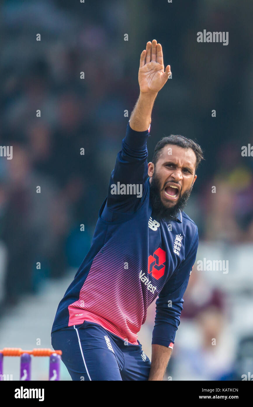 Londra, Regno Unito. Il 27 settembre, 2017. Adil Rashid appelli. England v West Indies. Nella quarta Royal London un giorno a livello internazionale della Kia ovale.David Rowe/Alamy Live News Credito: David Rowe/Alamy Live News Foto Stock